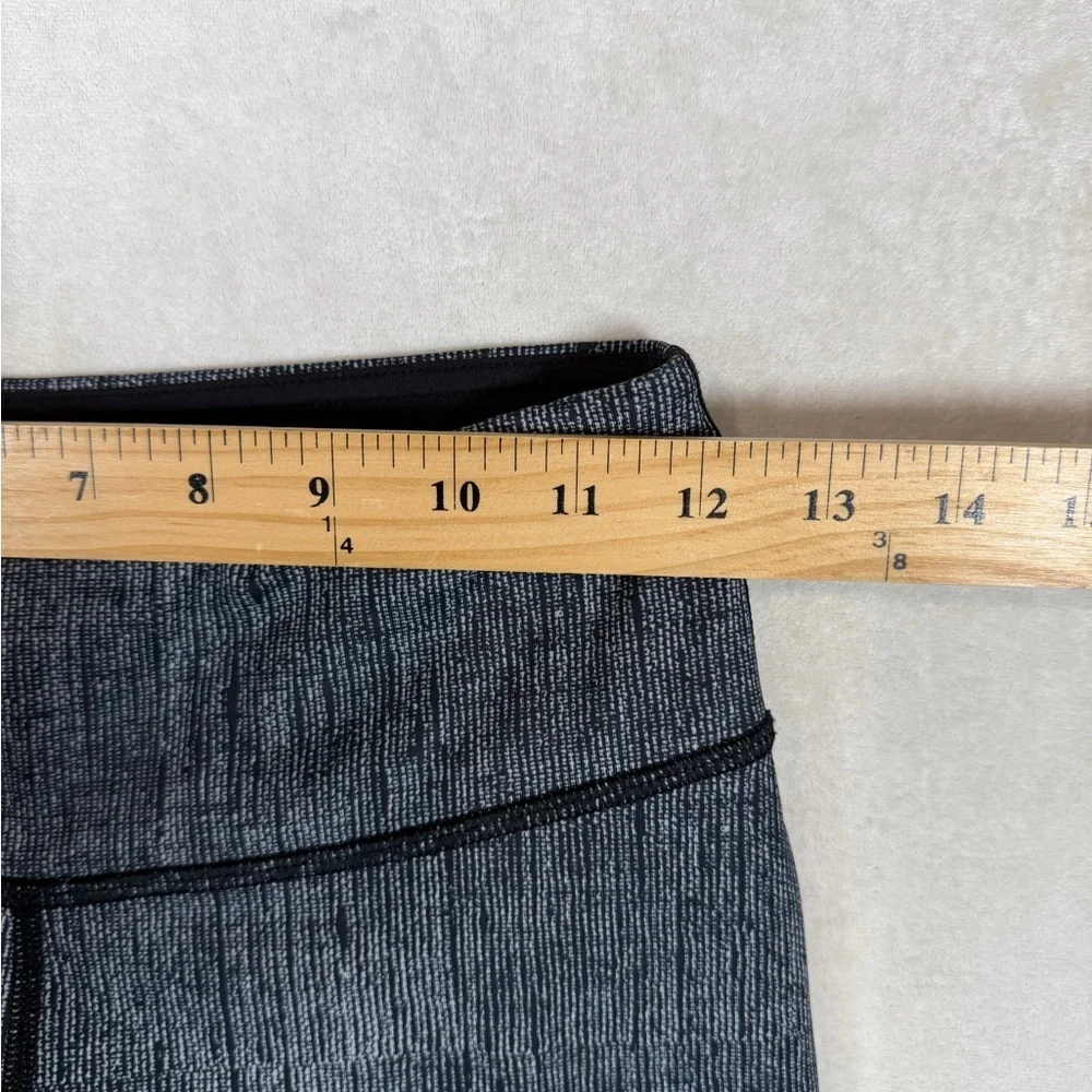 Lululemon Athletica Size 4 Black and Gray Crosshatch Align Cropped Leggings